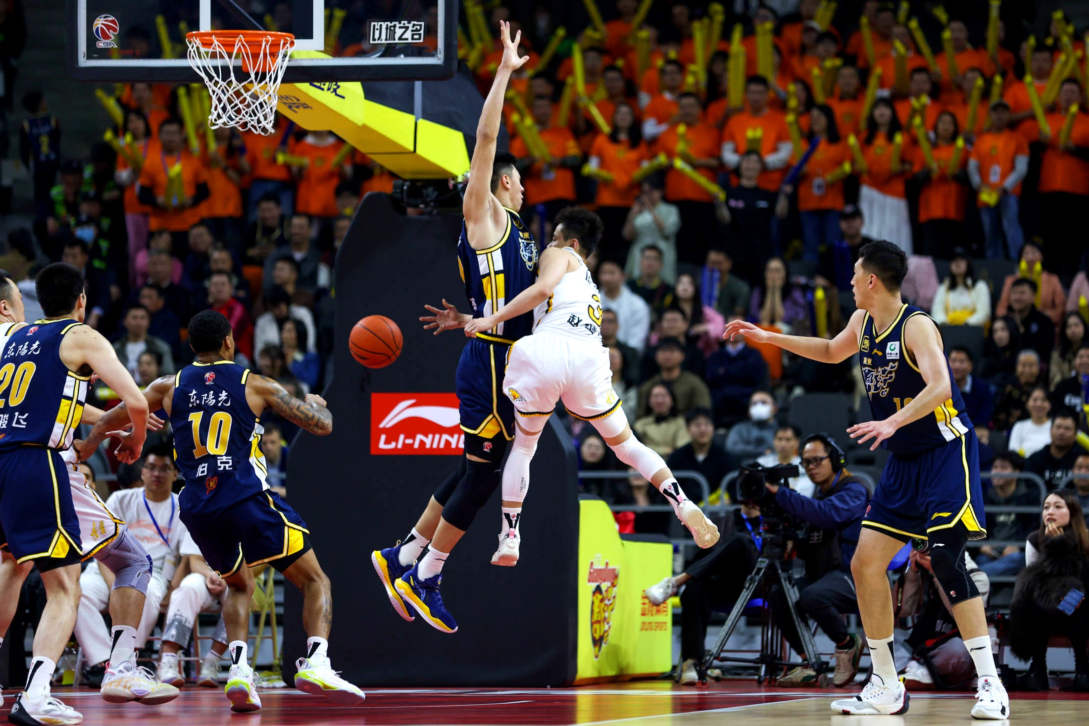 冲刺阶段山东男篮备战德甲，造点机会细节曝光，震撼外界，身体对抗强度拉满 